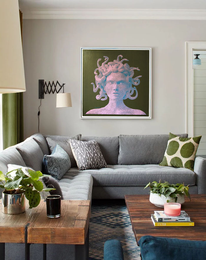 Картина Медуза в современном интерьере квартиры